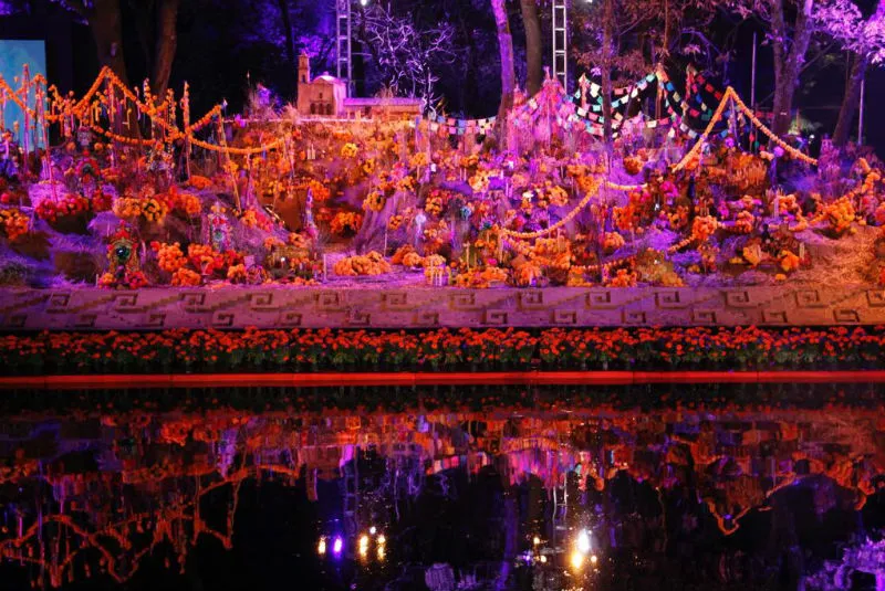 Iluminando Almas, un paseo nocturno por Chapultepec en el Día de Muertos. Iluminando Almas, un paseo nocturno por Chapultepec en el Día de Muertos.
