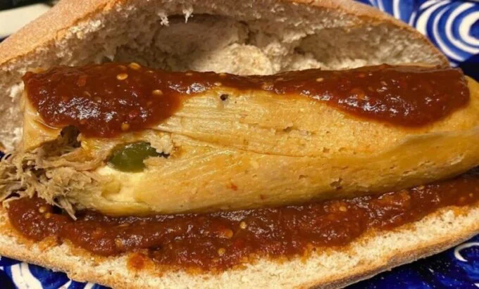Tamal con salsa. Tamal con salsa.