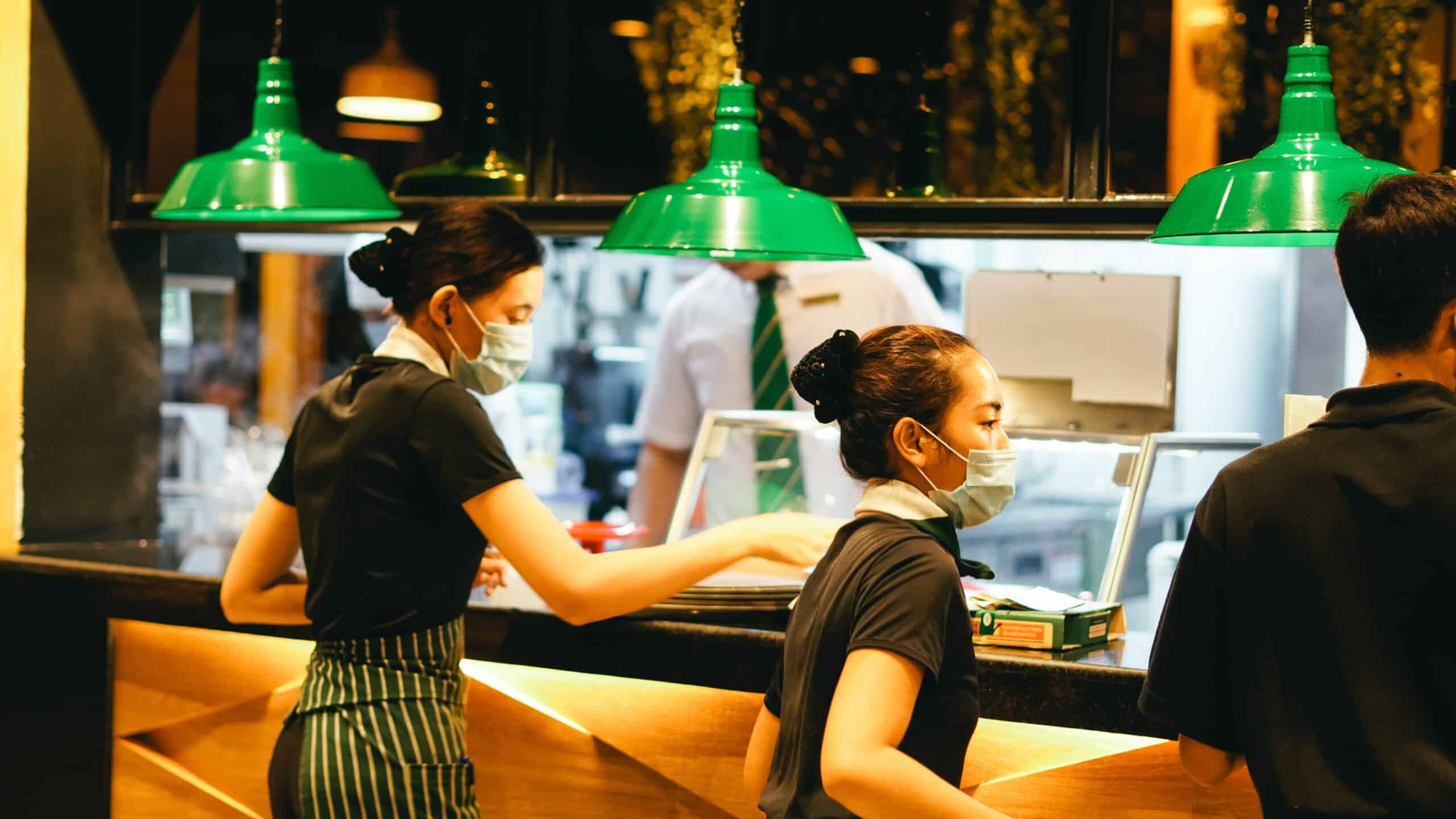 Meseros en restaurante