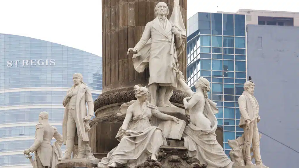 Esculturas alegóricas de los heroes patrios. Esculturas alegóricas de los heroes patrios.