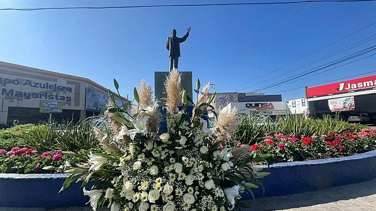 Monumento a Benito Juárez en Irapuato Monumento a Benito Juárez en Irapuato