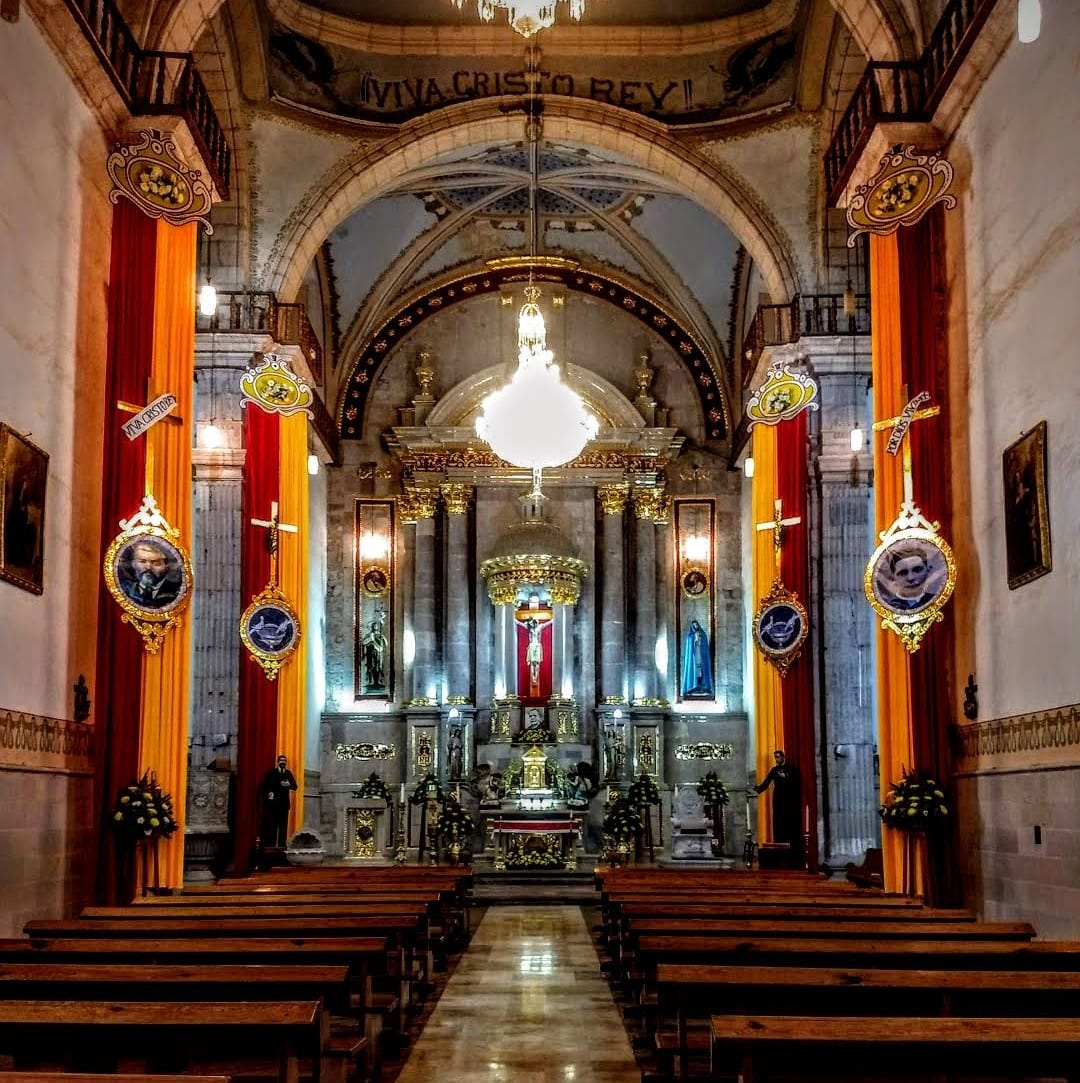 interior de la Parroquia de San Juan Bautista interior de la Parroquia de San Juan Bautista