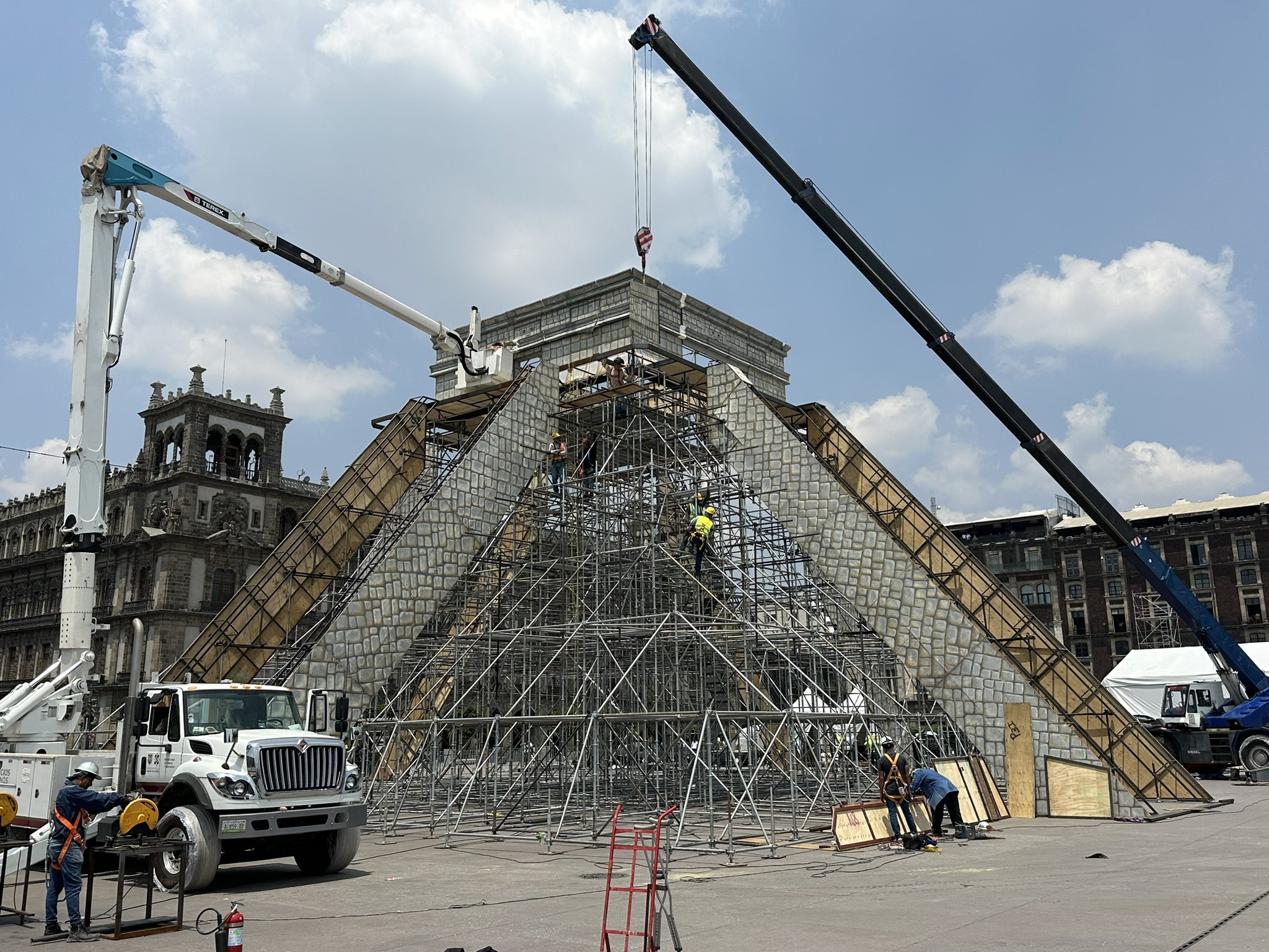 Construcción de la pirámide de Kukulkán Construcción de la pirámide de Kukulkán
