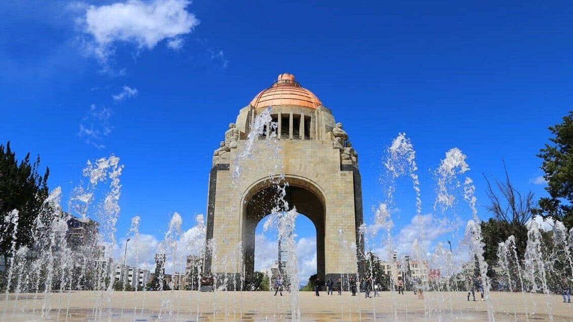 Fuente Centenario en el Monumento de la Revolución Fuente Centenario en el Monumento de la Revolución