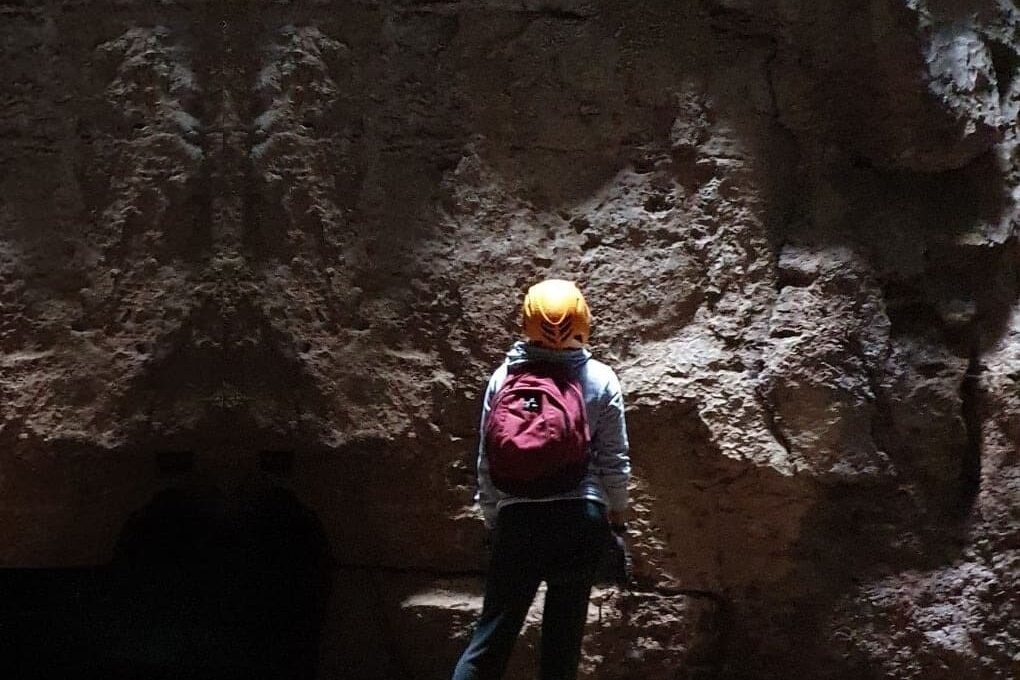 visitante admirando la Gruta del Duende visitante admirando la Gruta del Duende