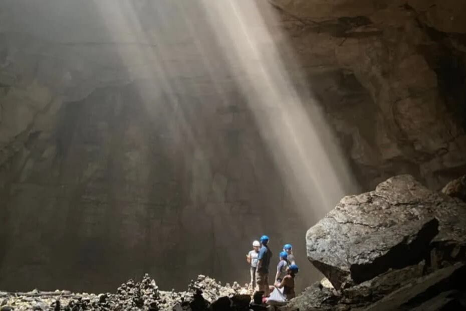 rayos de luz en la cueva de los duendes rayos de luz en la cueva de los duendes
