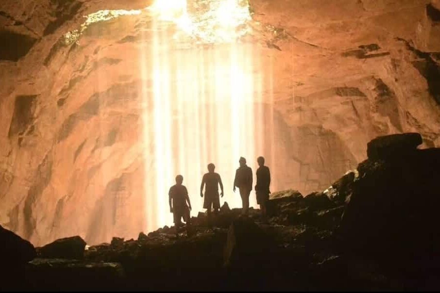 Rayos de luz en la cueva Rayos de luz en la cueva
