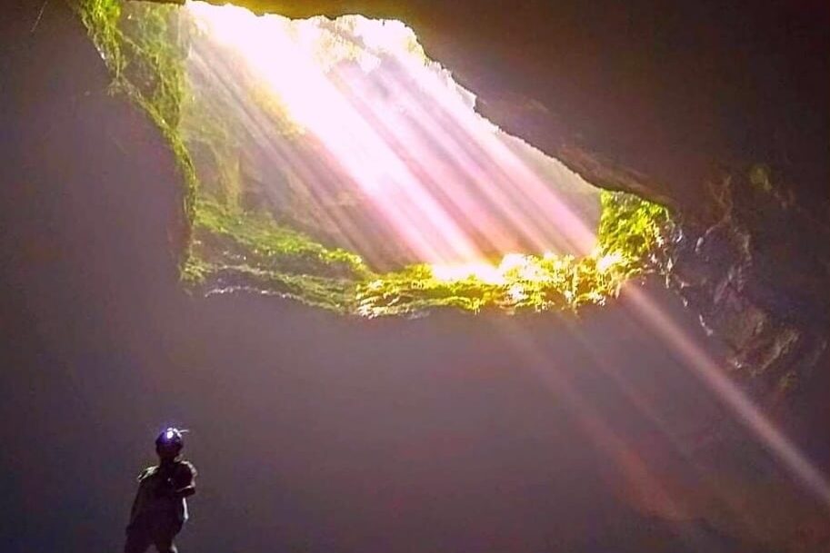 rayo de luz en la cueva rayo de luz en la cueva