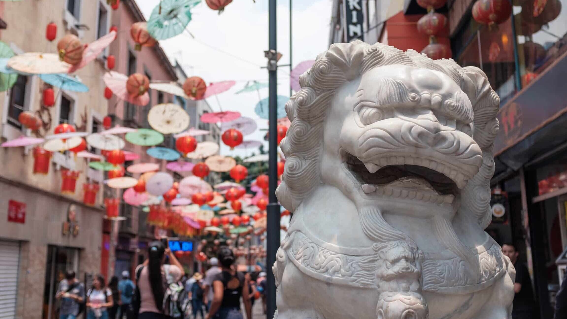faroles de papel y estatua de leon del barrio chino cdmx faroles de papel y estatua de leon del barrio chino cdmx